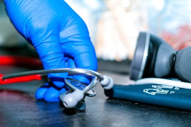 el ile kırmızı stetoskop