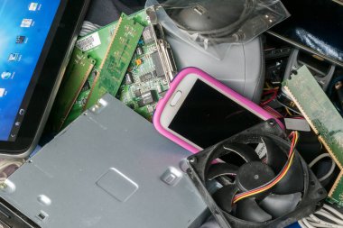 Akıllı telefonlar, hafıza, kablolar da dahil olmak üzere atık