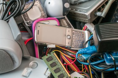 Akıllı telefonlar, hafıza, kablolar da dahil olmak üzere atık