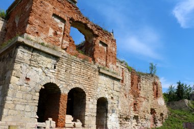 yaşlı Kalesi, Ukrayna Batı kesiminde bina mimari