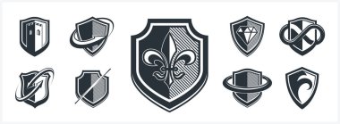 Farklı elementler vektör sembolleri, savunma ve güvenlik simgeleri, cephane amblemi koleksiyonu içeren klasik kalkan şekilleri.