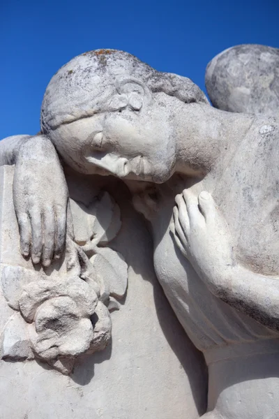 Estatua de las mujeres en la tumba — Foto de Stock