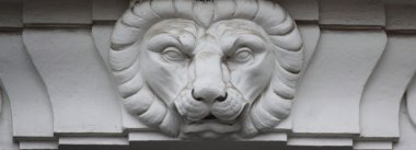 gücü ve büyüklüğü bir sembolü olarak bir aslan heykeli