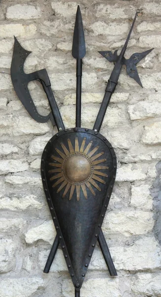 Středověké zbraně na pozadí staré zdi — Stock fotografie