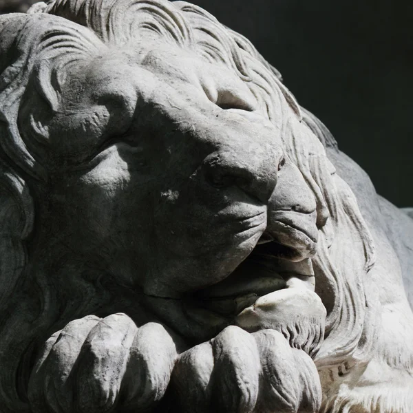 Sculptuur van een leeuw als een symbool voor sterkte en grootheid — Stockfoto