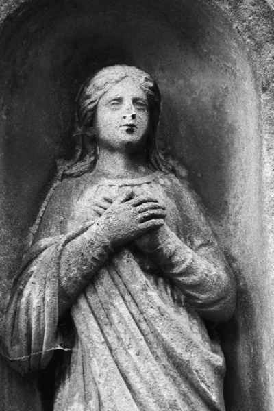 Estátua de mulheres no túmulo — Fotografia de Stock