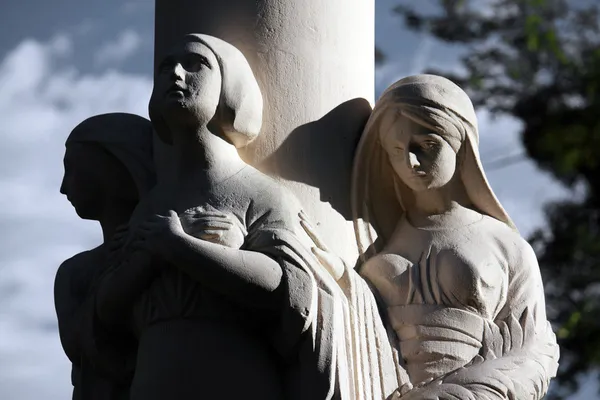 zaman bir sembolü olarak üç kadın: Dünü, bugünü ve geleceği