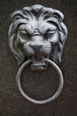 güç sembolü olarak bir aslan heykeli