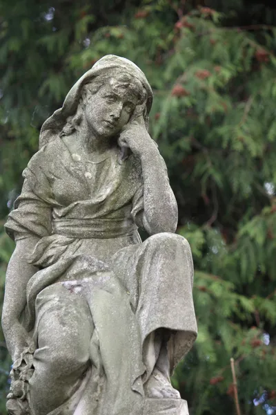 Estatua de las mujeres en la tumba — Foto de Stock