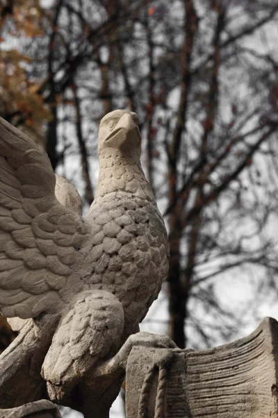 Estátua de uma águia como símbolo de poder — Fotografia de Stock