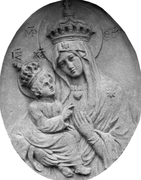 Staty av Jungfru Maria och jesus Kristus på den vita bakgrunden — Stockfoto