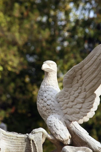 Güç, ihtişam ve güç sembolü olarak kartal heykeli — Stok fotoğraf