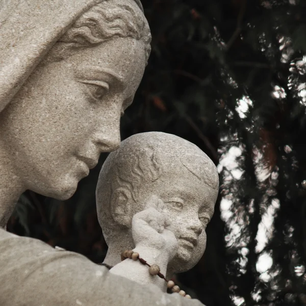Statue der Jungfrau Maria und Jesus Christus — Stockfoto