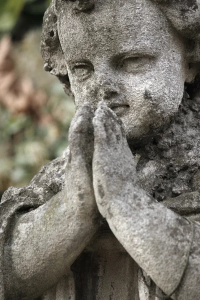 Figur av en bedjande ängel — Stockfoto