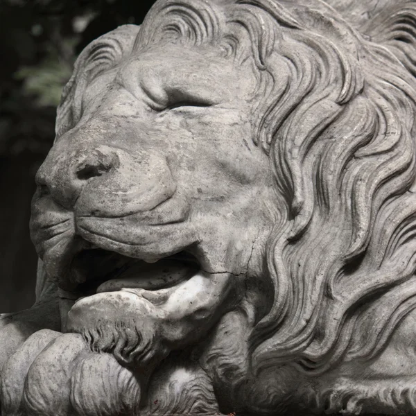 Skulptur av ett lejon som en symbol för storhet — Stockfoto