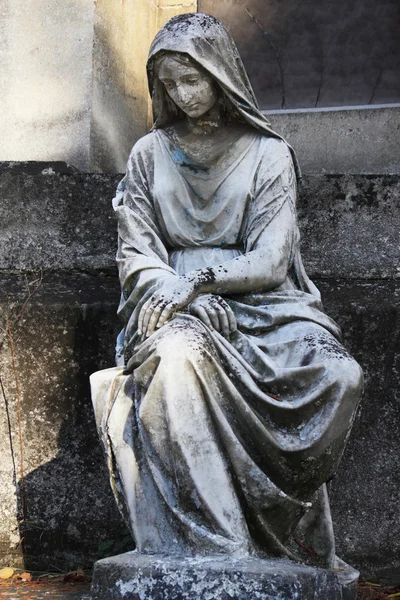 妇女在墓上的雕像 — 图库照片