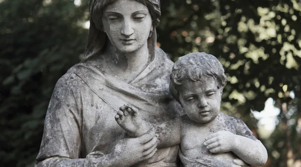 Staty av Jungfru Maria och jesus Kristus — Stockfoto