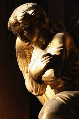 altın bir melek figürü