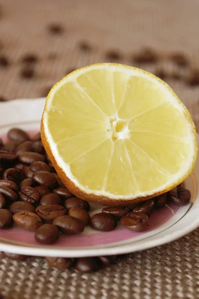 Limão e grãos de café (composição ) — Fotografia de Stock