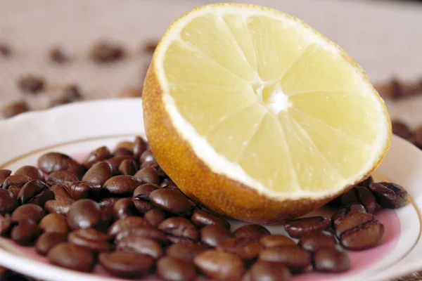 Limão e grãos de café (composição ) — Fotografia de Stock