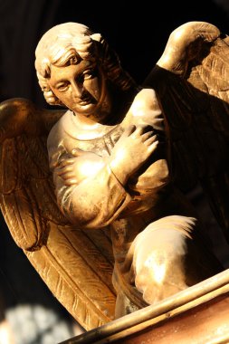 altın bir melek figürü