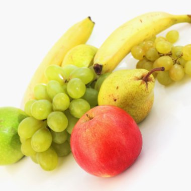 Beyaz bir arka plan üzerinde meyve