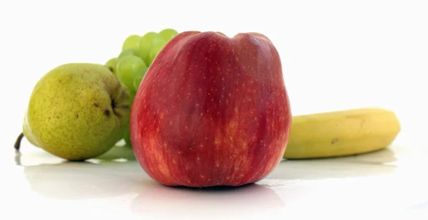 Fruta sobre fondo blanco — Foto de Stock
