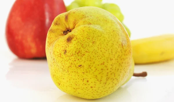 Fruta sobre fondo blanco — Foto de Stock