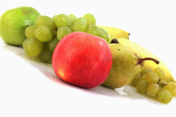 Fruta sobre fondo blanco — Foto de Stock