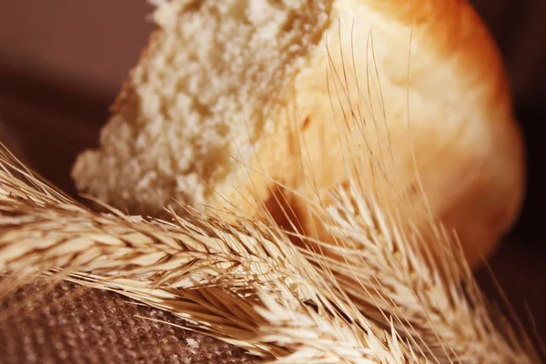 Pane e spighe di grano — Foto Stock