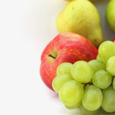 Beyaz bir arka plan üzerinde meyve