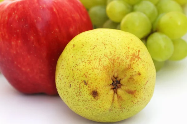 Frutta su sfondo bianco — Foto Stock