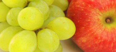 Beyaz bir arka plan üzerinde meyve