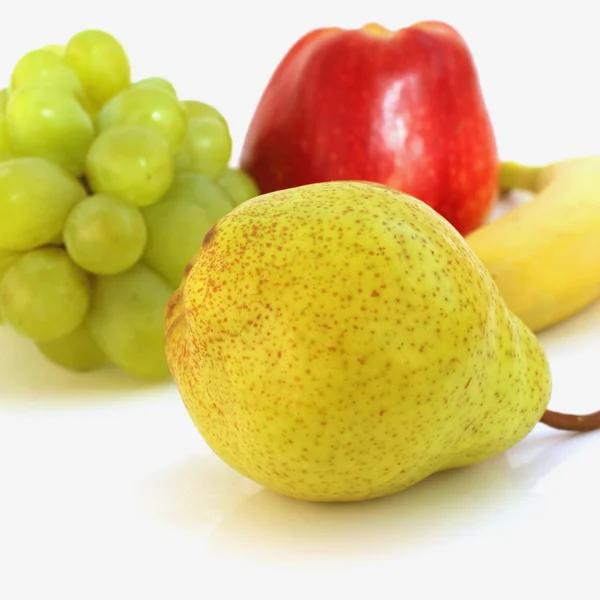 Fruta sobre fondo blanco — Foto de Stock