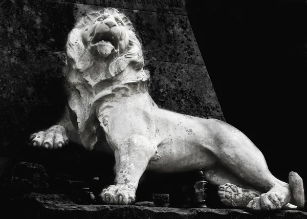 Escultura de un león como símbolo de fuerza y grandeza —  Fotos de Stock