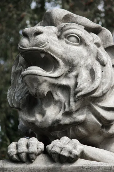 Escultura de um leão como símbolo de força e grandeza — Fotografia de Stock