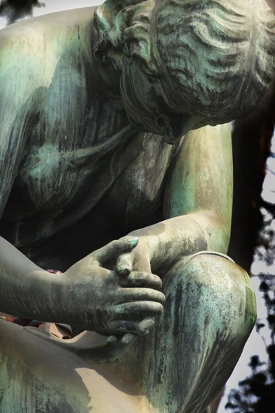 Estatua de las mujeres en la tumba — Foto de Stock