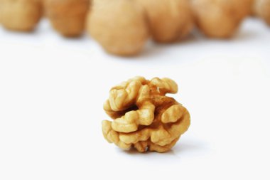 Beyaz arka planda cevizler