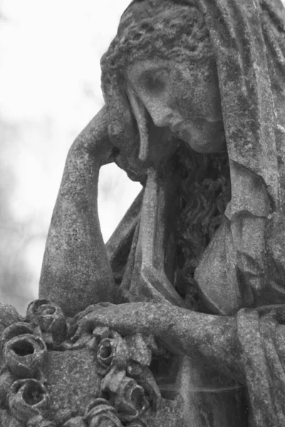 Estatua de las mujeres en la tumba —  Fotos de Stock