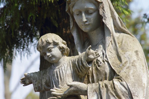 Standbeeld van Maagd Maria en Jezus Christus — Stockfoto