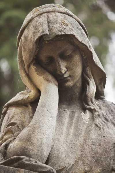 Standbeeld van vrouwen op graf — Stockfoto