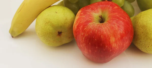 Frutta su sfondo bianco — Foto Stock