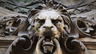 gücü ve büyüklüğü bir sembolü olarak bir aslan heykeli