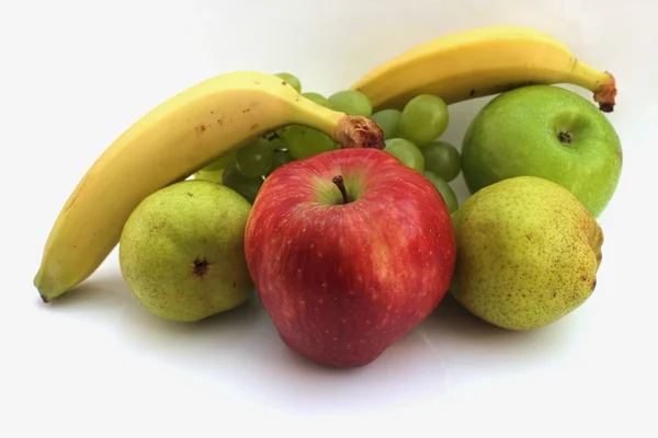 Fruta sobre fondo blanco — Foto de Stock