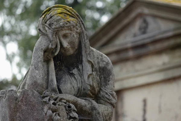 Estatua de las mujeres en la tumba — Foto de Stock