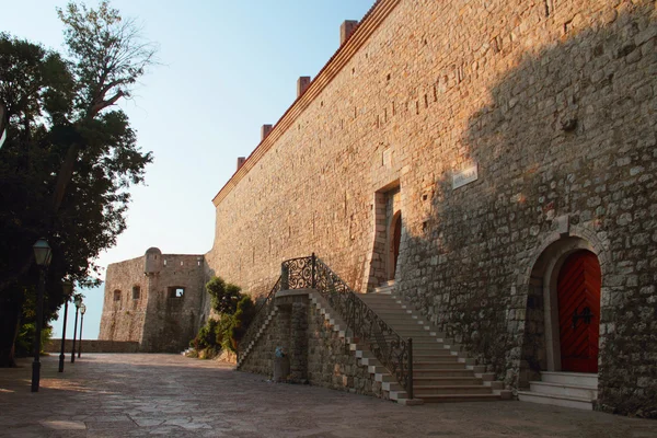 Muralla defensiva de un castillo medieval (Budva, Montenegro ) —  Fotos de Stock