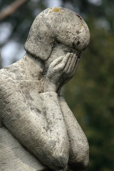 Statue av kvinner på gravplass – stockfoto