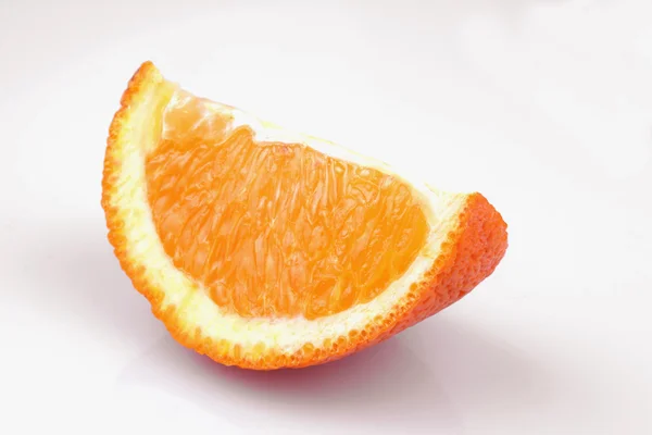 Beyaz zemin üzerine soyulmuş portakal — Stok fotoğraf
