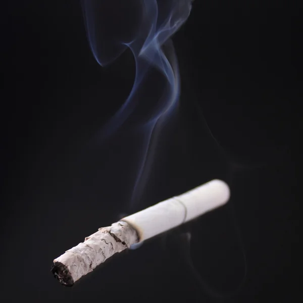 Cigarrillo sobre fondo oscuro — Foto de Stock