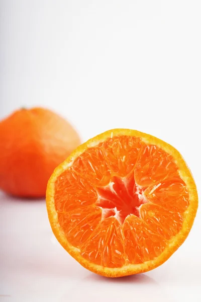 Obrane pomarańczowy na zielonym tle — Zdjęcie stockowe